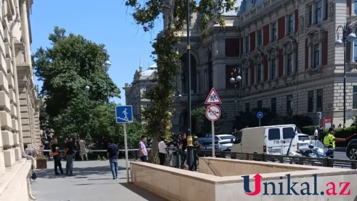 Bakıda maşın ağaca çırpıldı