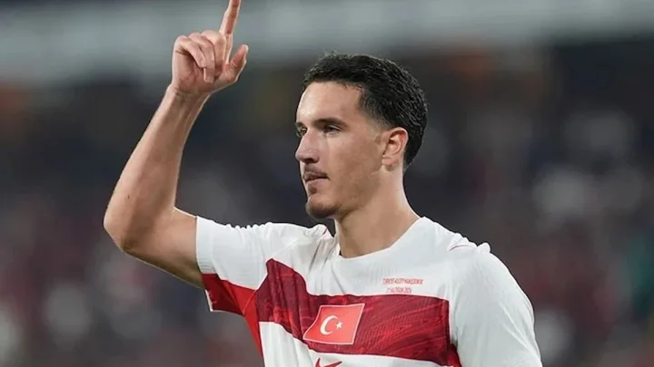 Ulduz futbolçunun evini soydular 