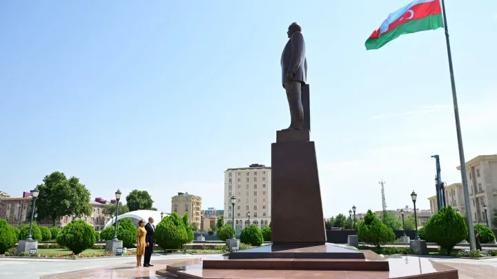 İlham Əliyev Naxçıvanda Ümummilli Liderin abidəsini ziyarət etdi